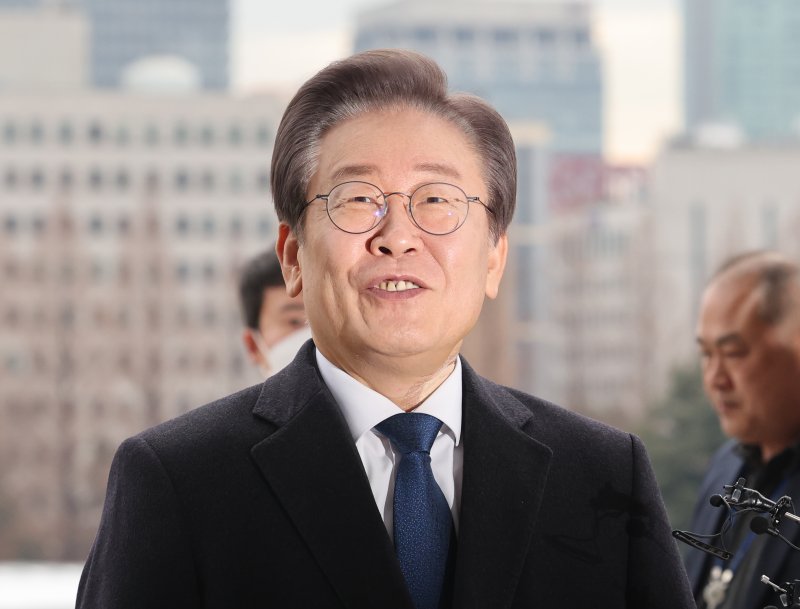 이재명 더불어민주당 대표가 17일 서울 여의도 국회 본청에 들어서며 당무 복귀 인사말을 하고 있다. 부산 가덕도에서 흉기 피습을 당했던 이 대표는 15일 만에 당무에 복귀했다. 2024.1.17/뉴스1 ⓒ News1 송원영 기자