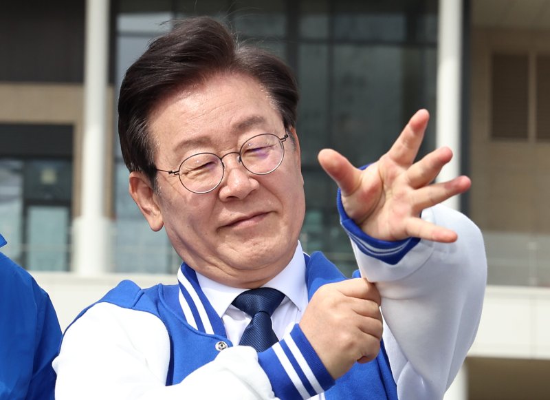 이재명 더불어민주당 대표가 17일 오후 경기 화성시 동탄호수공원에서 발언하기 전 당 점퍼를 입고 있다. 2024.3.17/뉴스1 ⓒ News1 구윤성 기자