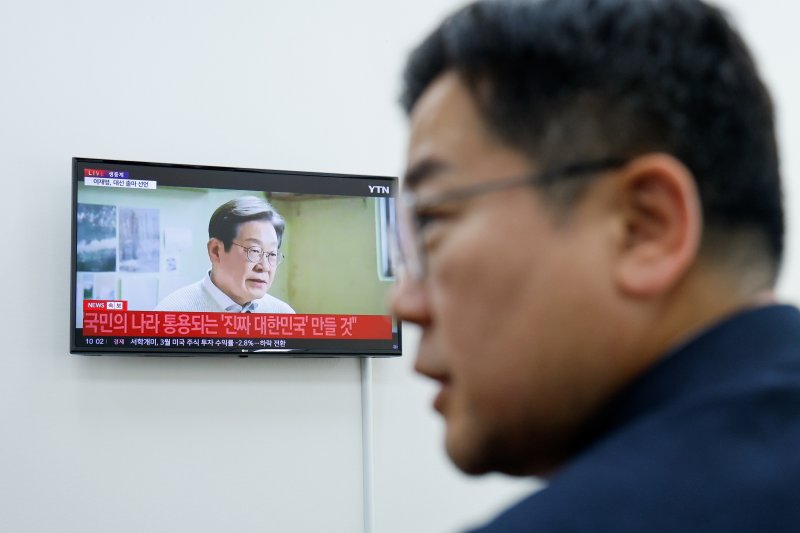 박찬대 더불어민주당 대표 직무대행 겸 원내대표가 10일 오전 서울 여의도 국회에서 이재명 더불어민주당 전 대표의 제21대 대통령 선거 출마 영상을 시청하고 있다. 2025.4.10/뉴스1 ⓒ News1 안은나 기자