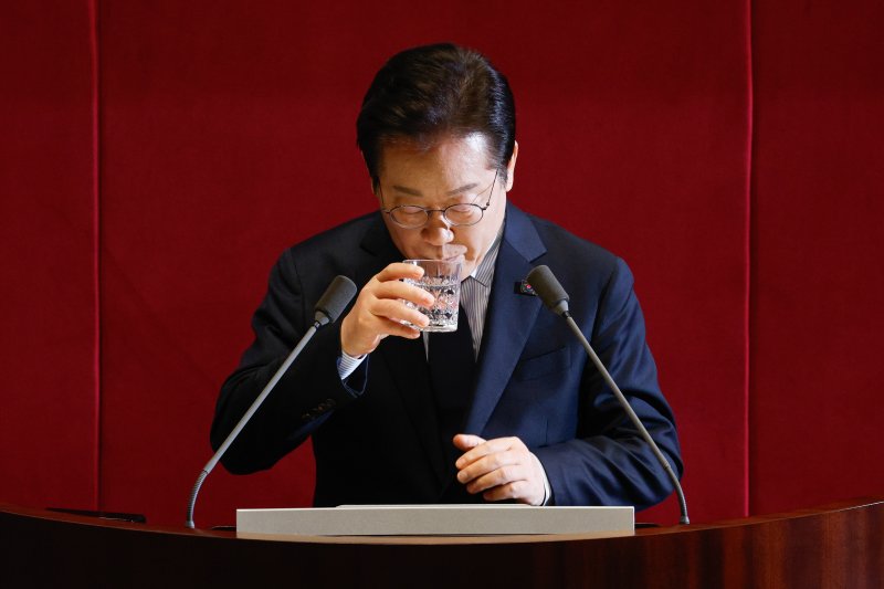 이재명 더불어민주당 대표가 10일 서울 여의도 국회 본회의장에서 '회복과 성장'을 주제로 제422회 국회(임시회) 교섭단체 대표연설을 하기 전 물을 마시고 있다. 2025.2.10/뉴스1 ⓒ News1 안은나 기자