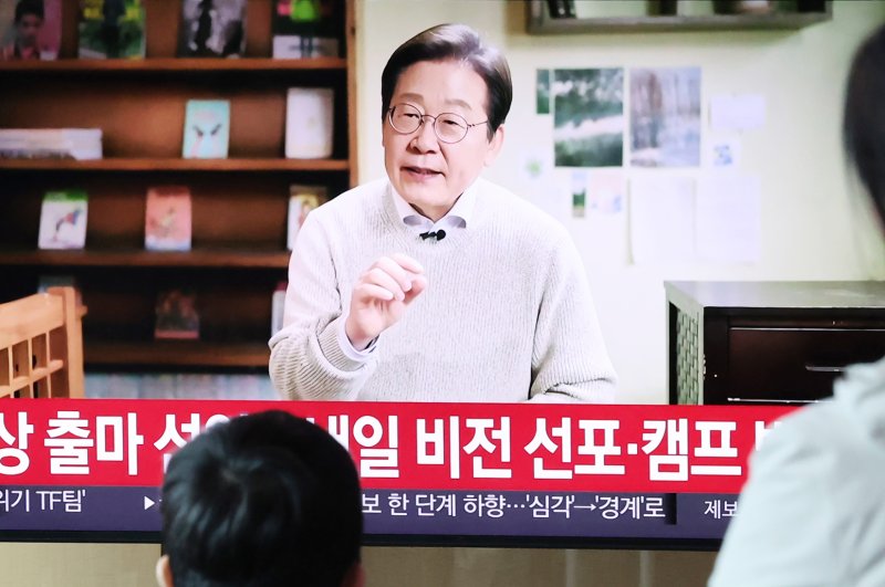 10일 오전 서울 중구 서울역을 찾은 시민들이 TV를 통해 나오는 이재명 전 더불어민주당 대표의 대통령 선거 출마 선언 영상을 바라보고 있다. 2025.4.10/뉴스1 ⓒ News1 장수영　기자