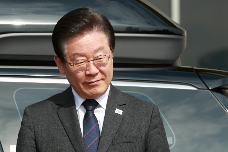 이재명 더불어민주당 대표가 22일 서울 여의도 국회에서 대일굴종외교 규탄 태극기달기 운동 행사의 일환으로 차량에 태극마크와 '역사를 팔아서 미래를 살 수는 없습니다'라고 적힌 스티커를 부착하기 전 생각에 잠겨 있다. 2023.3.22/뉴스1 ⓒ News1 안은나 기자