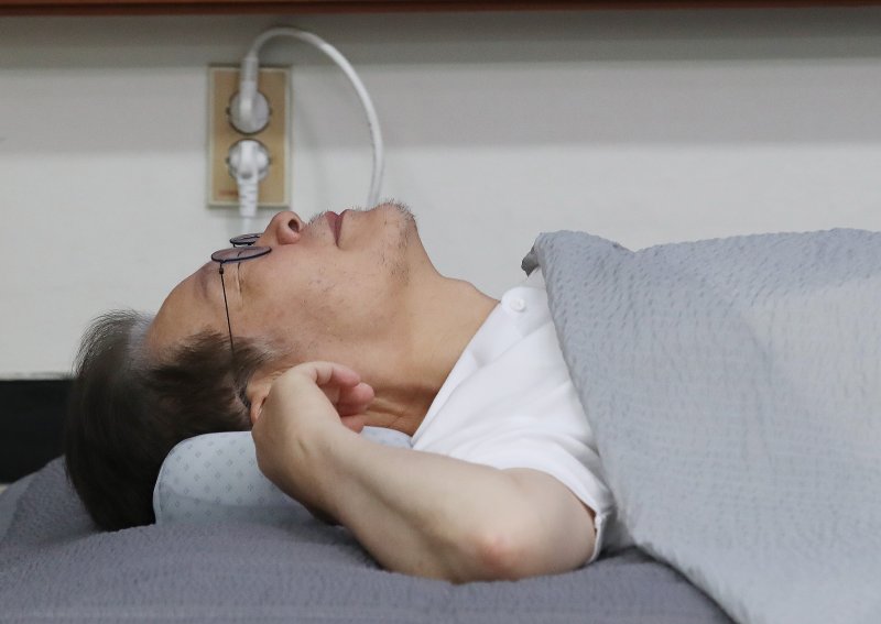 단식 14일차인 이재명 더불어민주당 대표가 13일 서울 여의도 국회 대표 회의실에서 자리에 누워있다. 2023.9.13/뉴스1 ⓒ News1 임세영 기자