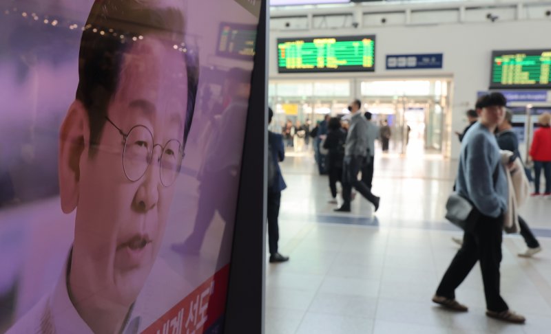 10일 오전 서울 중구 서울역을 찾은 시민들이 TV를 통해 나오는 이재명 전 더불어민주당 대표의 대통령 선거 출마 선언 영상을 바라보고 있다. 2025.4.10/뉴스1 ⓒ News1 장수영 기자