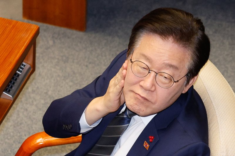 이재명 더불어민주당 대표가 7일 오후 서울 여의도 국회 본회의장에서 윤석열 대통령 탄핵소추안 투표 종료 뒤 생각에 잠겨 있다. 2024.12.7/뉴스1 ⓒ News1 안은나 기자