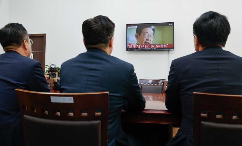 박찬대 더불어민주당 대표 직무대행 겸 원내대표(가운데), 박성준 원내수석부대표(왼쪽), 정진욱 원내대표 비서실장이 10일 오전 서울 여의도 국회에서 이재명 더불어민주당 전 대표의 제21대 대통령 선거 출마 영상을 시청하고 있다. 2025.4.10/뉴스1 ⓒ News1 안은나 기자