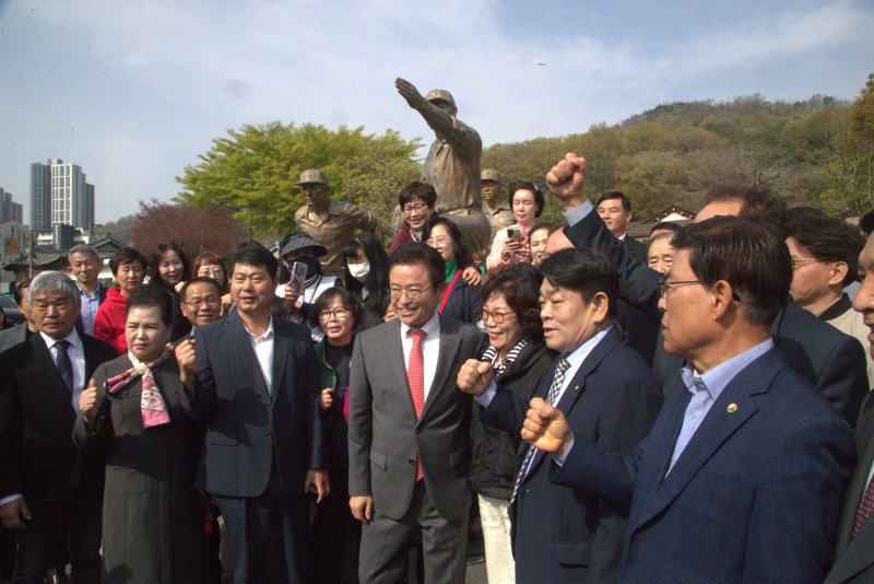 9일 오전 9시 이철우 경북도지사가 구미시 박정희대통령생가를 방문해 기자회견을 열고 오는 6월 3일 실시될 제21대 대통령 선거 출마 선언을 했다. 2025.4.9/뉴스1 신성훈 기자 ⓒ News1 신성훈 기자