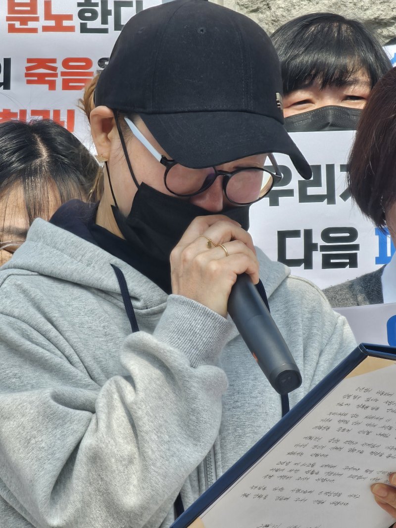 '사천 크리스마스 살해 사건'의 10대 여성 피해자의 엄마 박모씨가 10일 창원지방법원 진주지원 앞에서 딸에게 보내는 편지를 읽고 있다. 2025.4.10/뉴스1 한송학기자