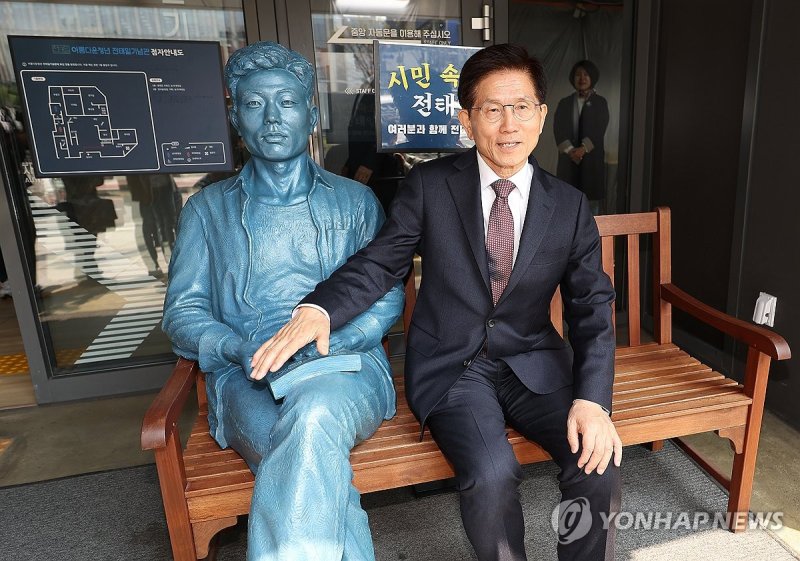 전태일 동상 옆에 앉은 김문수 전 장관 (출처=연합뉴스)
