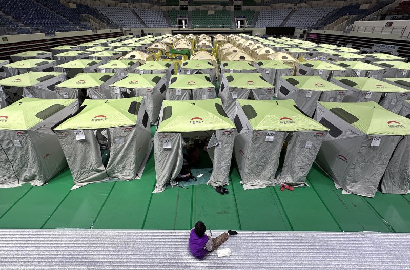 [안동=뉴시스] 이무열 기자 = 지난달 30일 경북 안동시 안동체육관에 마련된 산불 대피소에서 이재민들이 지내고 있다 2025.03.30. lmy@newsis.com