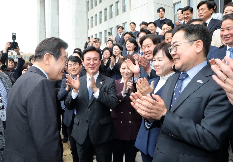 [서울=뉴시스] 권창회 기자 = 이재명 더불어민주당 전 대표가 9일 오전 서울 여의도 국회에서 대표직 사퇴 후 박찬대 원내대표와 최고위원 등 의원들과 기념촬영을 하고 국회를 나서며 박수를 받고 있다. (공동취재) photo@newsis.com