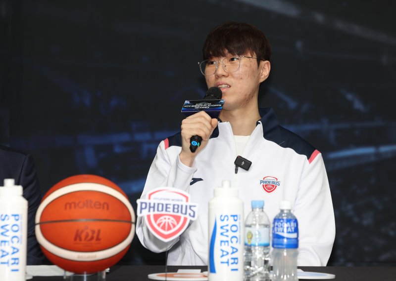 [서울=뉴시스] 김명년 기자 = 울산 현대모비스 이우석이 10일 오전 서울 강남구 KBL센터에서 열린 2024-2025 KCC 프로농구 플레이오프 미디어데이에서 출사표를 던지고 있다. 2025.04.10. kmn@newsis.com