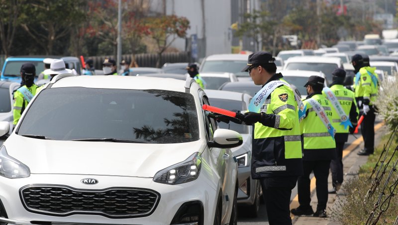 [제주=뉴시스] 우장호 기자 = 10일 오후 제주시 연북로에서 본격적인 봄 행락철을 맞아 동부경찰서 소속 경찰관들이 집중 음주운전 단속을 하고 있다.제주경찰은 이달 30일까지 집중단속기간을 지정, 수시로 단속장소를 이동하며 음주운전 단속을 실시할 예정이다. 2025.04.10. woo1223@newsis.com