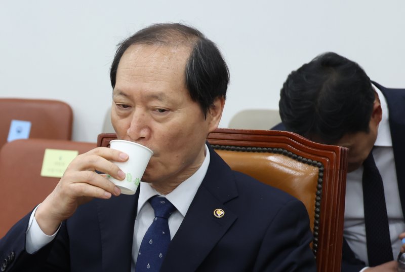 [서울=뉴시스] 고승민 기자 = 헌법재판관 후보자로 지명된 이완규 법제처장이 9일 서울 여의도 국회에서 열린 제424회 국회(임시회) 제1차 법제사법위원회의 오후 현안질의에서 시작 전 물을 마시고 있다. 2025.04.09. kkssmm99@newsis.com