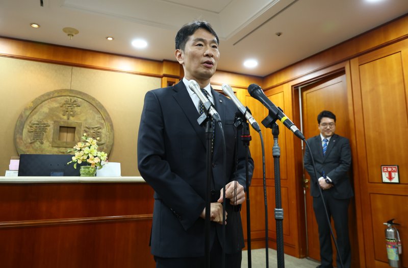 [서울=뉴시스] 황준선 기자 = 이복현 금융감독원장이 10일 오전 서울 여의도 금융투자협회에서 열린 금융감독원장-자산운용사 CEO 간담회를 마친 뒤 열린 백브리핑에서 취재진의 질문에 답변하고 있다. 2025.04.10. hwang@newsis.com