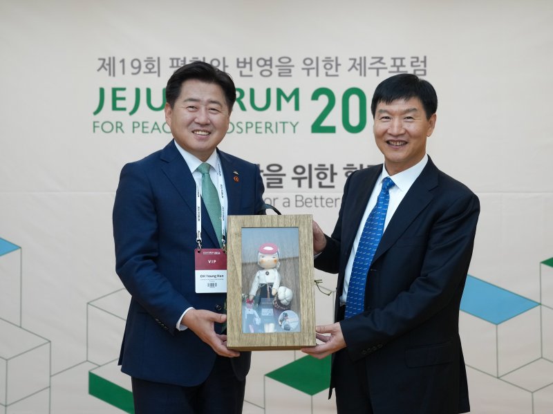 [제주=뉴시스] 2024년 5월 열린 제19회 제주포럼에서 오영훈 제주도지사는 류샤오밍 중국 하이난성장과 만나 문화예술·경제·신산업·인적 교류 등 다양한 교류협력 방안을 모색했다. (사진=제주도 제공) photo@newsis.com *재판매 및 DB 금지