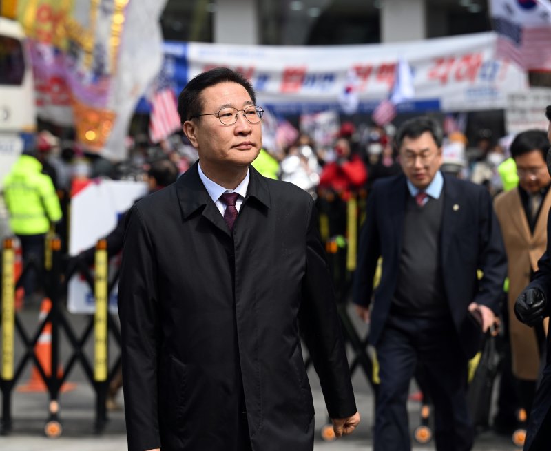 [서울=뉴시스] 추상철 기자 = 박성재 법무부장관이 18일 오후 서울 종로구 헌법재판소에서 열린 탄핵 심판 첫 변론에 참석하고 있다. (공동취재) 2025.03.18. photo@newsis.com