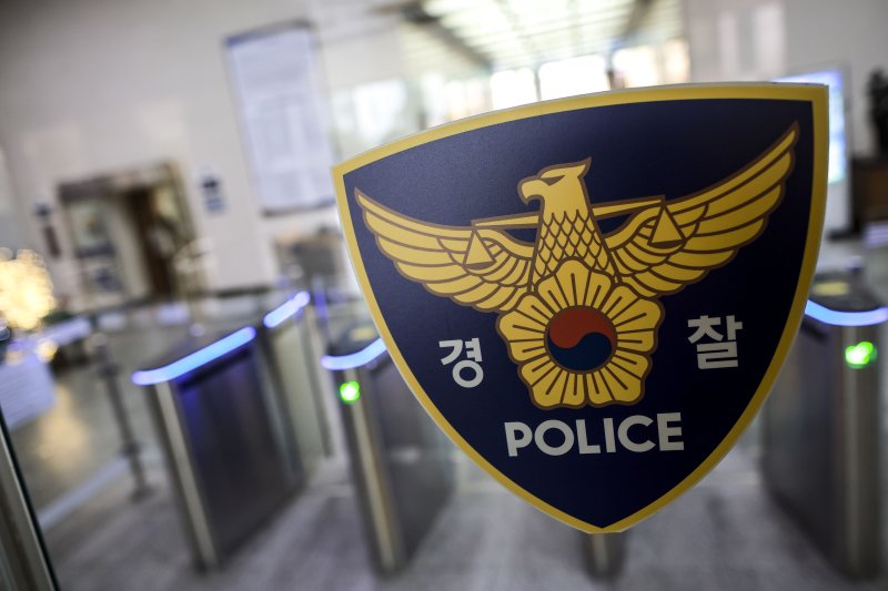 [서울=뉴시스] 정병혁 기자 = 공공장소 흉기소지죄가 시행된 첫날 서울 도심 청계천 일대에서 행인을 상대로 흉기를 꺼내든 50대 중국인 남성이 체포됐다. 사진은 지난해 12월 11일 서울 종로구 서울경찰청의 모습. 2025.04.10. jhope@newsis.com