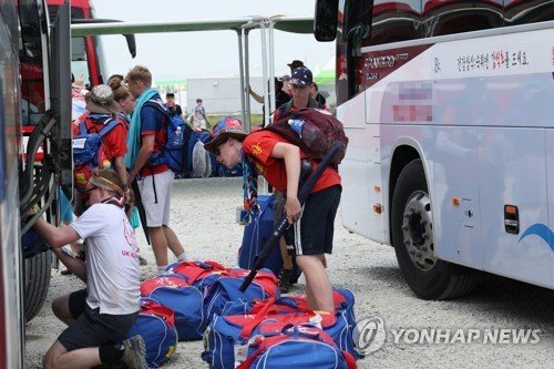 떠날 채비하는 영국 스카우트 대원들 (출처=연합뉴스)
