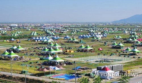 스카우트 대원들 철수하는 새만금 (출처=연합뉴스)