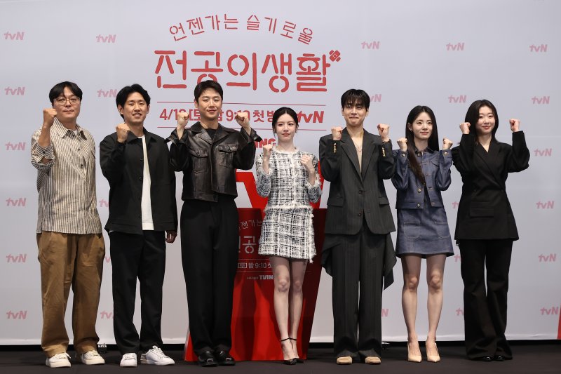 신원호 크리에이터(왼쪽부터), 이민수 감독, 배우 정준원, 고윤정, 강유석, 신시아, 한예지가 10일 서울 구로구 라마다호텔에서 열린 tvN '언젠가는 슬기로울 전공의생활' 제작발표회에서 포즈를 취하고 있다. 연합뉴스