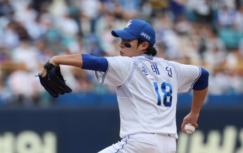 [대구=뉴시스] 김금보 기자 = 26일 대구 수성구 대구삼성라이온즈파크에서 열린 2024 KBO 포스트시즌 한국시리즈 4차전 KIA 타이거즈와 삼성 라이온즈의 경기, 1회초 삼성 원태인이 역투하고 있다. 2024.10.26. kgb@newsis.com