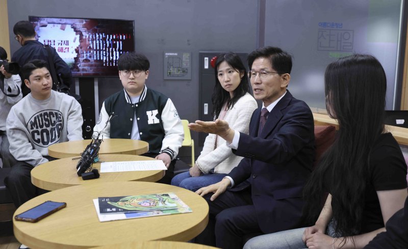 [서울=뉴시스] 김근수 기자 = 김문수 전 고용노동부 장관이 10일 서울 종로구 아름다운 청년 전태일 기념관에서 열린 청년들과 간담회에서 발언하고 있다. 2025.04.10. ks@newsis.com