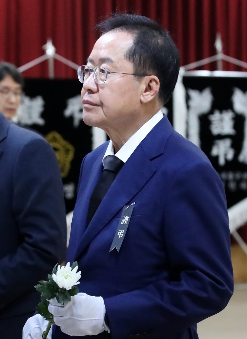 홍준표 대구시장이 지난 9일 오전 대구 동구청 대회의실에 마련된 산불 진화 헬기 조종사 故 정궁호 기장의 추모 분향소를 찾아 헌화하고 있다. 2025.4.9/뉴스1 ⓒ News1 공정식 기자