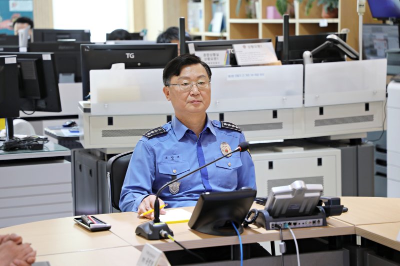 옥창묵 신임 창원해양경찰서장이 10일 상황실에서 업무 현황을 청취하고 있다.(창원해경 제공. 재판매 및 DB금지)