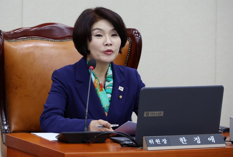 [서울=뉴시스] 조성우 기자 = 10일 오전 서울 여의도 국회에서 열린 기후위기 특별위원회 전체회의에서 한정애 위원장이 발언하고 있다. 2025.04.10. xconfind@newsis.com