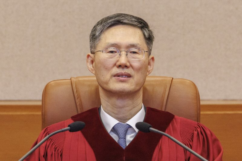 문형배 재판관 울린 ‘어른 김장하’...영화관·OTT서 역주행