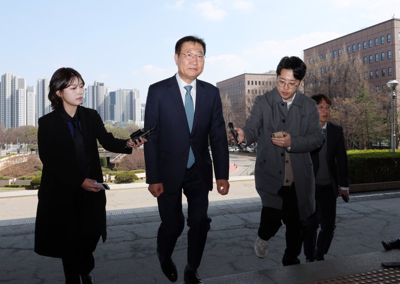 "헌재 현명한 결정 감사"...박성재 법무장관 119일 만에 직무 복귀