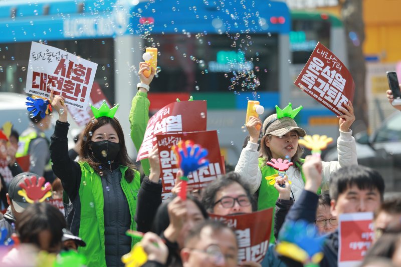 윤석열 대통령 탄핵 심판이 인용된 4일 충북도청 서문 앞에서 시민들이 TV 생중계를 시청하며 환호하고 있다. (자료사진) 2025.4.4/뉴스1 ⓒ News1 김용빈 기자