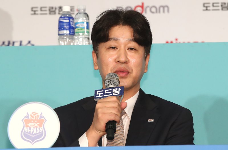 16일 오후 서울 서초구 더케이호텔에서 열린 '도드람 2024-2025 V-리그 여자부 미디어데이'에서 한국도로공사 김종민 감독이 시즌에 임하는 각오를 밝히고 있다. 2024.10.16/뉴스1 ⓒ News1 임세영 기자