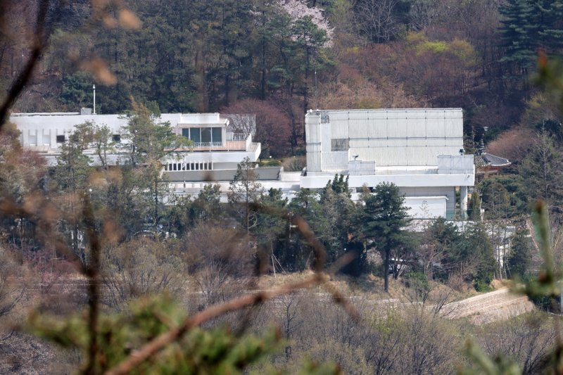 尹부부, 11일 오후 5시 사저로 이동..참모들 관저 찾아 인사