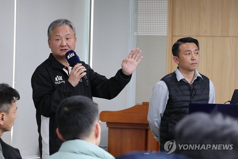 유재학 경기본부장, 취재진 질문에 답변 (출처=연합뉴스)