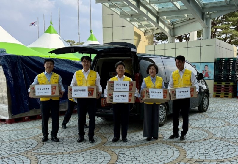 한경선 대구지방국세청장(가운데)과 박윤경 대구상공회의소 회장(오른쪽 두번째)이 경북 안동체육관을 방문해 산불 피해 이재민들을 위한 구호 물품을 전달하고 있다.(대구지방국세청 제공. 재판매 및 DB 금지)