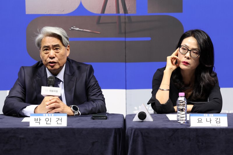 국립창극단 신작 '심청' 극본·연출 요나김과 박인건 국립극장장(왼쪽)이 지난 10일 서울 중구 국립극장 하늘극장에서 판소리 '심청가'를 현대적으로 재해석한 신작 '심청' 제작발표회를 하고 있다. 뉴시스