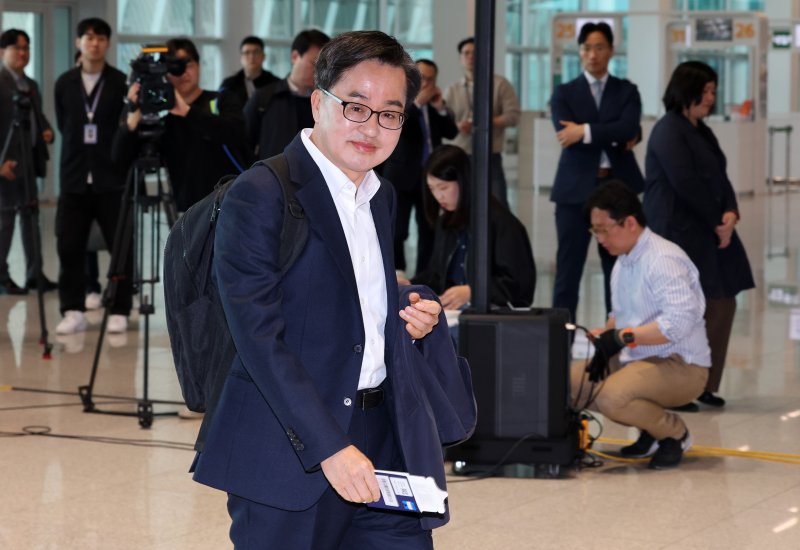 김동연 경기도지사가 9일 인천국제공항에서 대선 출마선언을 마치고 자동차 부품 관세 대응을 위해 미국으로 출국하고 있다. 2025.4.9/뉴스1 ⓒ News1 박세연 기자