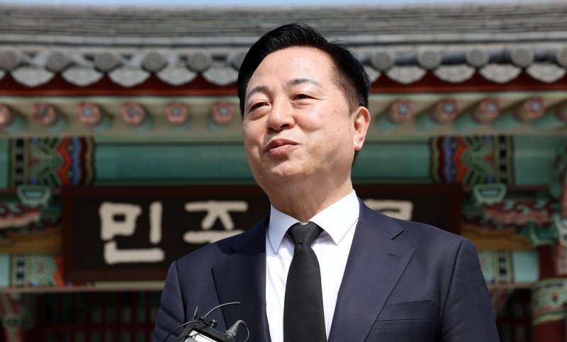 대선출마를 선언한 김두관 전 의원이 8일 오전 광주 북구 운정동 5·18국립민주묘지 참배 후 취재진 질문에 답하고 있다. 2025.4.8/뉴스1 ⓒ News1 박지현 기자