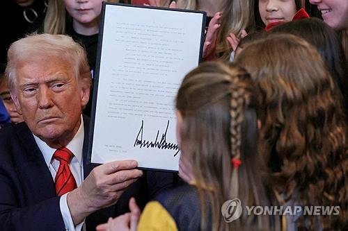 트랜스젠더의 여성 스포츠 참여 금지 행정명령에 서명하는 트럼프 대통령 (출처=연합뉴스)