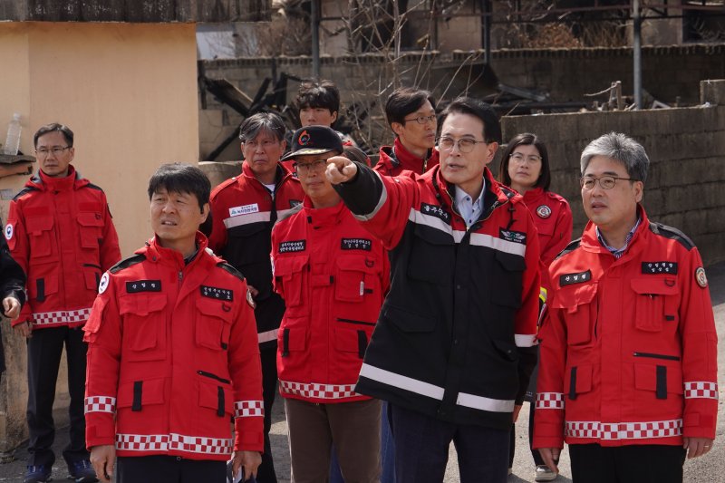 임상섭 산림청장이 31일 울산광역시 울주군 언양읍 산불 피해지에서 이순걸 울주군수와 함께 산불 피해상황을 살피고 있다. (산림청 제공. 재판매 및 DB 금지) 2025.3.31/뉴스1