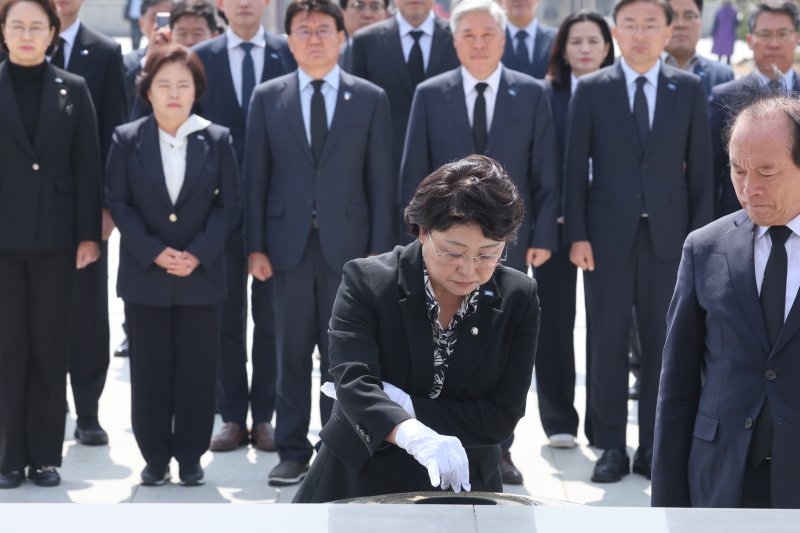 김선민 조국혁신당 당대표 권한대행과 최고위원 등이 10일 광주시 북구 국립5.18민주묘지을 찾아 헌화 분향하고있다.2025.4.10/뉴스1 ⓒ News1 김태성 기자