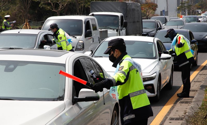 [제주=뉴시스] 우장호 기자 = 10일 오후 제주시 연북로에서 본격적인 봄 행락철을 맞아 동부경찰서 소속 경찰관들이 집중 음주운전 단속을 하고 있다.제주경찰은 이달 30일까지 집중단속기간을 지정, 수시로 단속장소를 이동하며 음주운전 단속을 실시할 예정이다. 2025.04.10. woo1223@newsis.com