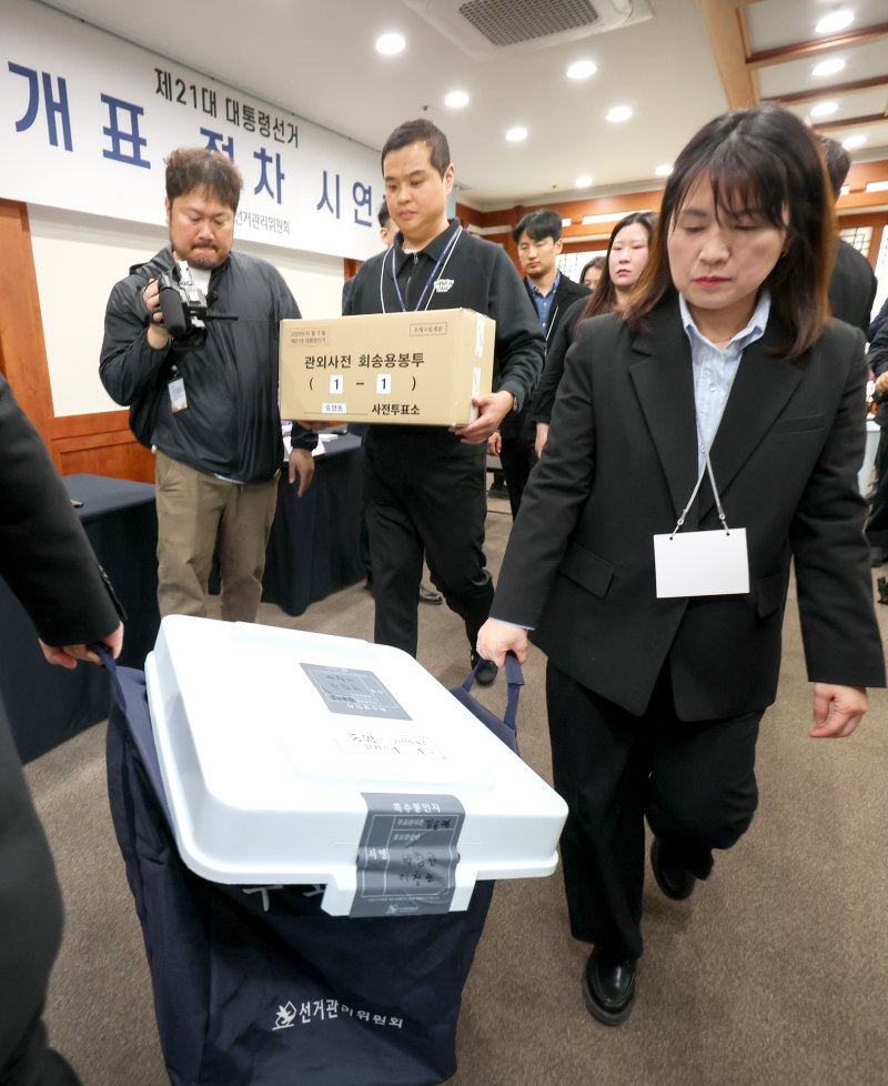 10일 오후 과천시 중앙선거관리위원회에서 열린 제21대 대통령선거 투·개표 절차 시연회에서 선관위 관계자들이 투표 절차 시연을 하고 있다. (공동취재) 2025.4.10/뉴스1 ⓒ News1 박지혜 기자