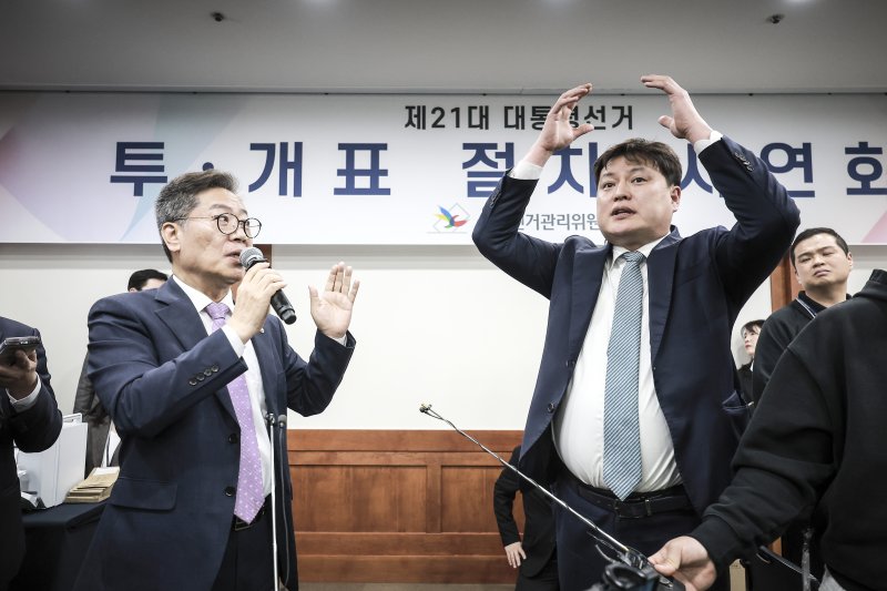 김용빈 중앙선거관리위원회 사무총장이 10일 경기 과천시 중앙선거관리위원회에서 열린 21대 대선 (사전)투·개표 절차 시연회에서 박주현 변호사의 투표함 관련 항의에 답하고 있다. (공동취재) 2025.4.10/뉴스1 ⓒ News1 박지혜 기자