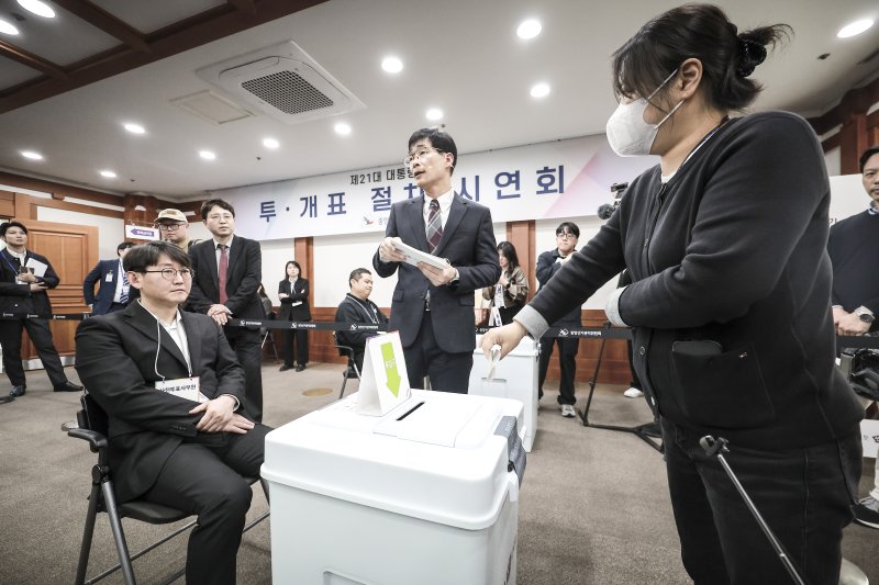 10일 경기 과천시 중앙선거관리위원회에서 선관위 직원들이 21대 대선 (사전)투·개표 절차 시연을 하고 있다. (공동취재) 2025.4.10/뉴스1 ⓒ News1 박지혜 기자