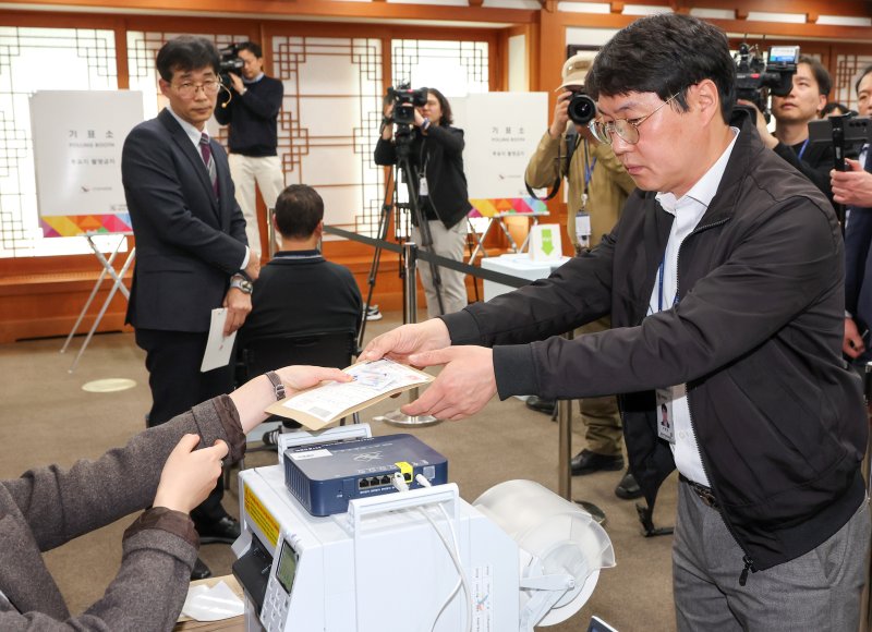 10일 오후 과천시 중앙선거관리위원회에서 열린 제21대 대통령선거 투·개표 절차 시연회에서 선관위 관계자들이 투표 절차 시연을 하고 있다. (공동취재) 2025.4.10/뉴스1 ⓒ News1 박지혜 기자
