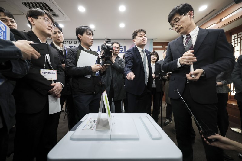 박주현 변호사가 10일 경기 과천시 중앙선거관리위원회에서 열린 21대 대선 (사전)투·개표 절차 시연회에서 투표함에 부착되는 특수봉인지 관련 항의를 하고 있다. (공동취재) 2025.4.10/뉴스1 ⓒ News1 박지혜 기자