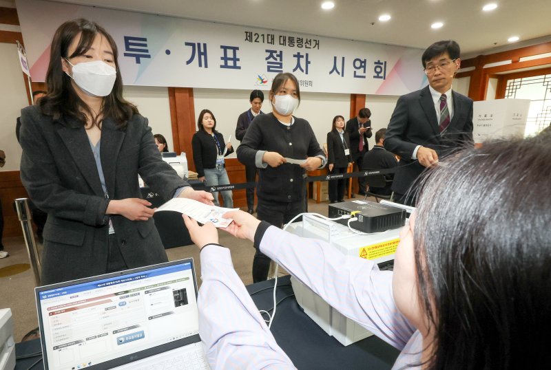 10일 오후 과천시 중앙선거관리위원회에서 열린 제21대 대통령선거 투·개표 절차 시연회에서 선관위 관계자들이 투표 절차 시연을 하고 있다. (공동취재) 2025.4.10/뉴스1 ⓒ News1 박지혜 기자